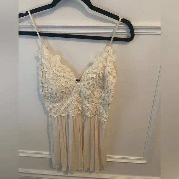 Elegant Cream Lace Top Flowy Tank - Picture 1 of 3